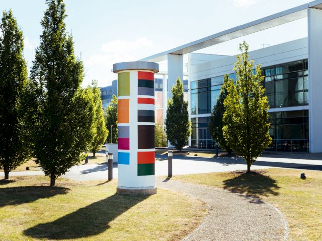 Kienbaum Headquarter Cologne. Rozbeh Asmani, 'Colourmarks Column', 2018. Photo: Bozica Babic © The Kienbaum Collection