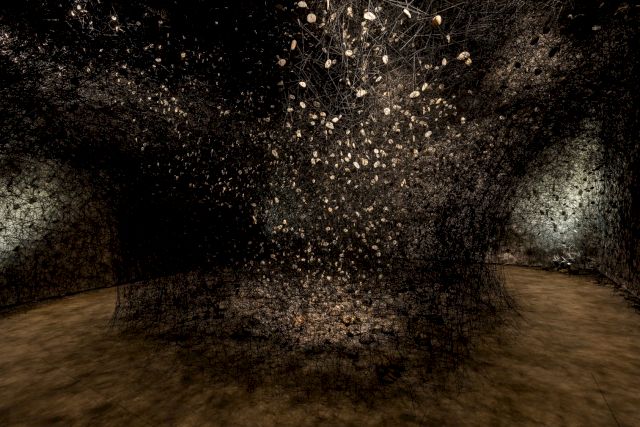 Chiharu Shiota, 'In the beginning was…', Site specific. © Fundació Sorigué, 2021