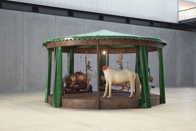 Huang Yongping 黄永砅, Les Consoles de Jeu Souveraines, 2017, steel, aluminium, bronze, wood, plastic, fibreglass, paper, straw and taxidermied horse, 345 x 586 cm diameter. Images courtesy of the Artists and the White Rabbit Collection.