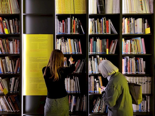 Library with the intervention by Antònia del Río, 2019. Photo © Arxiu de la Fundació Suñol and Santi Perie.