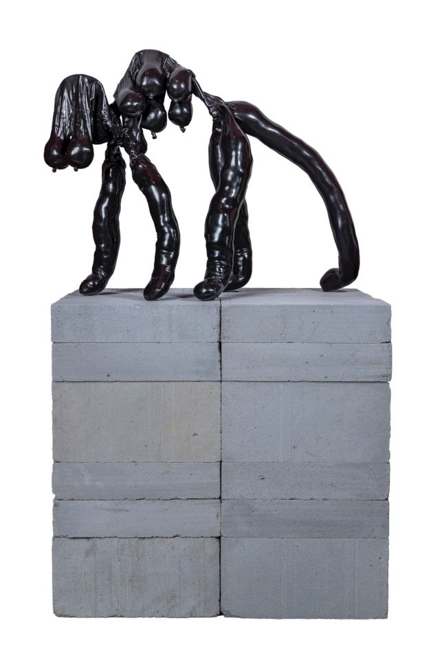 Sarah Lucas, Tit-Cat Down, Painted bronze, 83 x 88 x 63 cm, 2015.© Sarah Lucas, courtesy Sadie Coles HQ. Photo by Jérôme Kelagopian