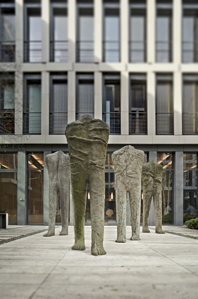 Magdalena Abakanowicz, Walking Figures, 2008, concrete, resin, sack canvas. STARAK COLLECTION © The Marta Magdalena Abakanowicz Kosmowska and Jan Kosmowski Foundation