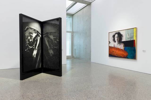Exhibition view “Focus. Seeing the Würth Collection Anew” at Museum Würth 2 with Robert Longo, Untitled (Cosmonaut Tereshkova, First Woman in Space), 2015, Würth Collection, Inv. 18371 © VG Bild-Kunst, Bonn 2026. Xenia Hausner, In Flagranti, 2003, Photo, acrylic, cardboard, collage on Aludibond, 175 x 196 cm, Würth Collection, Inv. 7771 © VG Bild-Kunst, Bonn 2025, Photo: Hans Neukircher