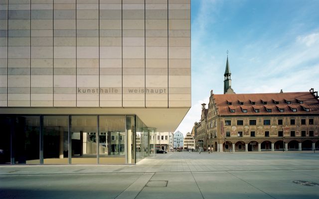 North side of kunsthalle weishaupt with a view of the Ulm City Hall. Photo: Christoph Seeberger