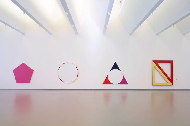 Exhibition view “A Matter of Pure Form” with works by Olivier Mosset, Stéphane Dafflon and Gerold Miller, 2022, Photo: Daniel Scheffold